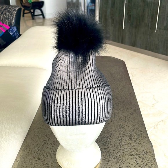JOCELYN SILVER METALLIC FOX FUR POM-POM BEANIE HAT - Picture 2 of 5